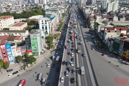 Đường Vành đai 3 trên cao và dưới thấp hướng vào trung tâm Thủ đô vào lúc 17 giờ chiều 3/5 đã “giảm nhiệt”.