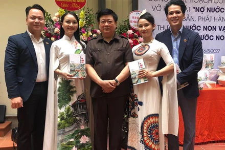 Tác giả, nhà văn, nhà biên kịch Nguyễn Thế Kỷ cùng với các nghệ sĩ tham gia vở diễn.