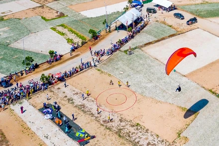 Các vận động viên thi đấu giải Dù lượn Việt Nam mở rộng tại huyện đảo Lý Sơn năm 2019. (Ảnh: MT)