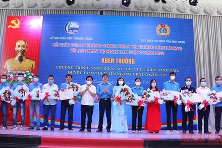 Khen thưởng cá nhân tiêu biểu trong thực hiện Chương trình “Sáng kiến, nỗ lực vượt khó, sáng tạo, quyết tâm chiến thắng đại dịch Covid-19”.