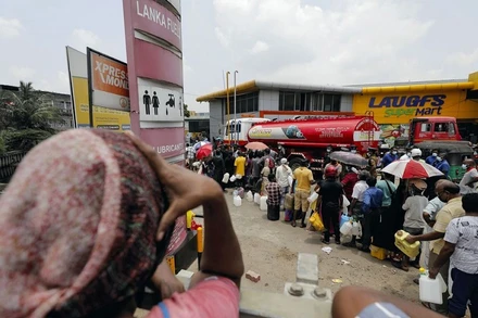 Người dân Sri Lanka xếp hàng dài chờ mua dầu hỏa tại 1 trạm nhiên liệu ở thủ đô Colombo, ngày 21/3/2022. (Ảnh: Reuters)