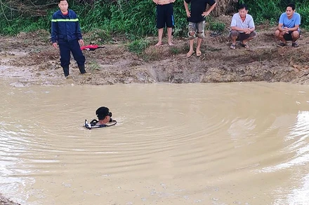 Lực lượng chức năng tìm kiếm 3 học sinh bị đuối nước.