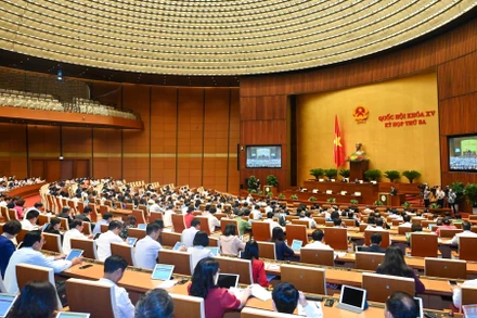 Các đại biểu Quốc hội tham dự phiên họp tại hội trường. (Ảnh: LINH KHOA)