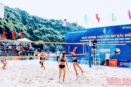 Một pha đấu trong giải bóng chuyền nữ bãi biển Hải Phòng mở rộng.