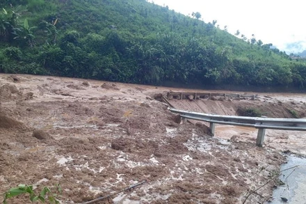 Mưa lớn gây sạt lở ta-luy dương với khối lượng đất đá khá lớn, gây tắc đường.