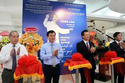 Cắt băng khai mạc triển lãm "Những tấm gương bình dị mà cao quý".