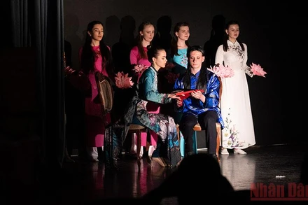 Vở kịch “Mỵ Châu-Trọng Thủy” do các bạn sinh viên Nga vào vai. (Ảnh: Thanh Thể)