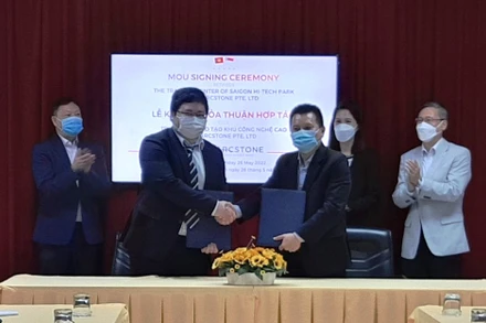 Ký kết và triển khai chương trình đào tạo “Triển khai số hóa với giải pháp ứng dụng”.