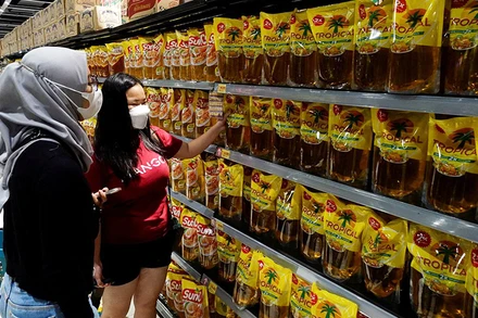 Người dân mua dầu ăn tại một siêu thị ở Jakarta, Indonesia. (Ảnh: Reuters)