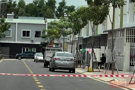 Lực lượng chức năng phong tỏa 2 khu vực nơi nạn nhân và đối tượng trong vụ án tử vong để điều tra.