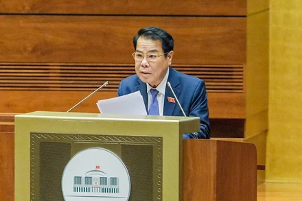 Ủy viên Ủy ban Thường vụ Quốc hội, Trưởng Ban Dân nguyện thuộc Ủy ban Thường vụ Quốc hội Dương Thanh Bình trình bày Báo cáo kết quả giám sát việc giải quyết kiến nghị của cử tri gửi đến kỳ họp thứ 2, Quốc hội khóa XV. (Ảnh: ĐĂNG KHOA)