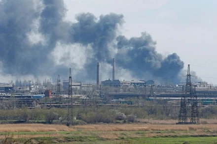 Khói bốc lên tại nhà máy luyện thép Azovstal ở thành phố Mariupol, ngày 20/4/2022. (Ảnh: Reuters)