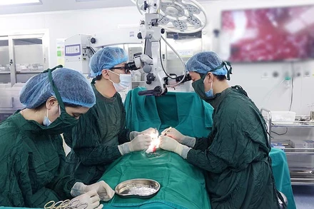 ThS, BS Đinh Hữu Việt thực hiện mổ Micro TESE cho bệnh nhân.