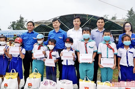 Bí Thư Trung ương Đoàn Thanh niên Cộng sản Hồ Chí Minh, Chủ tịch Hội Sinh viên Việt Nam Nguyễn Minh Triết (thứ 2 từ trái sang, hàng sau trong ảnh) cùng đại diện các đơn vị liên quan trao học bổng, tặng quà học sinh vượt khó học tốt của huyện đảo Phú Quý.