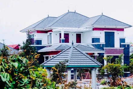 Những công trình đồ sộ “mọc” lên trên đất nông nghiệp tại Công ty nông nghiệp Quý Cao. 