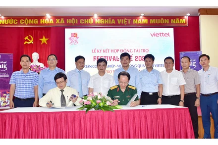 Lễ ký kết tài trợ giữa Ban tổ chức Festival Huế 2022 và Tập đoàn Công nghiệp-Viễn thông Quân đội (Viettel).