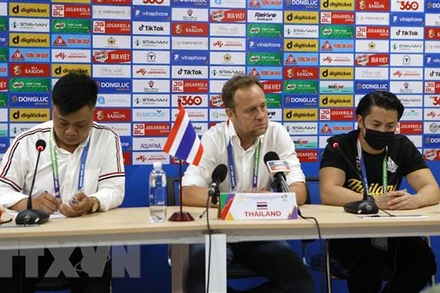 HLV trưởng đội U23 Thái Lan Mano Polking (giữa) trả lời câu hỏi tại cuộc họp báo sau trận đấu. (Ảnh: Công Luật/TTXVN)