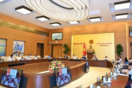 Phiên họp Ủy ban Thường vụ Quốc hội mới đây cho ý kiến về việc trình Quốc hội xem xét, quyết định Chủ trương đầu tư các dự án xây dựng công trình đường bộ cao tốc. (Ảnh: DUY LINH)