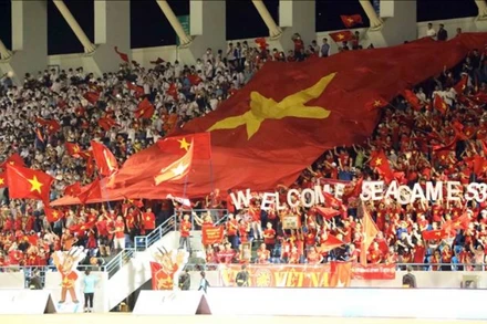 Đông đảo cổ động viên Việt Nam cổ vũ cho đội nhà tại sân vận động Cẩm Phả (Quảng Ninh). (Ảnh: Anh Tuấn/TTXVN)