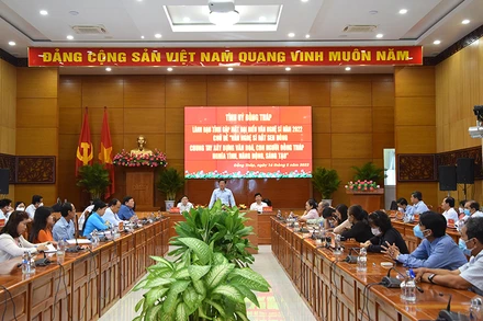 Bí thư Tỉnh ủy Đồng Tháp Lê Quốc Phong phát biểu tại buổi họp mặt.