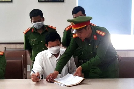 Ông Trịnh Quang Trí, Giám đốc CDC Đắk Lắk ký vào biên bản trước khi bị bắt tạm giam.