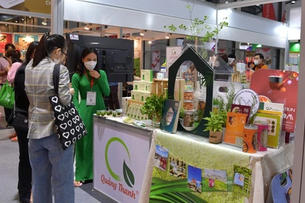 Khách hàng nếm thử sản phẩm bột rau dinh dưỡng của Công ty Quảng Thanh.