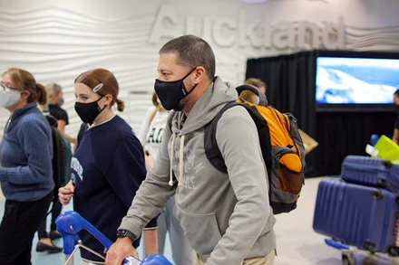 Khách du lịch đến sân bay Aukland của New Zealand. (Ảnh TÂN HOA XÃ)