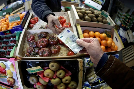 Mua bán trong một khu chợ tại TP Nice, Pháp, năm 2019. (Ảnh: Reuters)