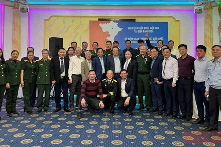 Đại sứ Đặng Minh Khôi chụp ảnh lưu niệm cùng các đại biểu (Ảnh: Quế Anh) 