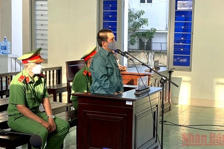 Bị cáo Cao Đức Trung tại phiên tòa xét xử về tội “Lừa đảo chiếm đoạt tài sản”.