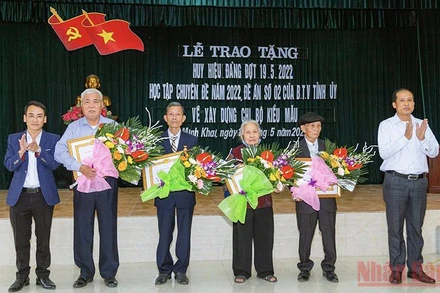 Đảng bộ xã Minh Khai (huyện Vũ Thư, tỉnh Thái Bình) trao Huy hiệu Đảng dịp 19/5 cho đảng viên từ 30-55 năm tuổi Đảng.