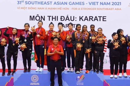 Các vận động viên chụp ảnh lưu niệm sau khi nhận giải.