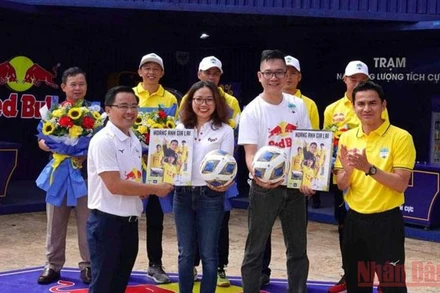 Ông Nguyễn Tấn Anh - Giám đốc điều hành CLB bóng đá Hoàng Anh Gia Lai (bên trái) và ông Kiatisuk (phải) - Huấn luyện viên trưởng tặng quà nhà tài trợ Red Bull. (ẢNH: MINH VỸ)