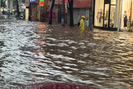 Úng ngập sau trận mưa lớn chiều 29/5. (Ảnh: NGỌC TRÂM)