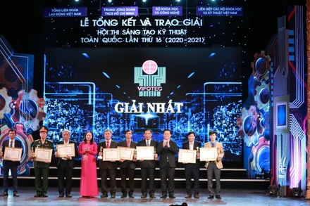 Trao giải Nhất cho các nhóm tác giả.