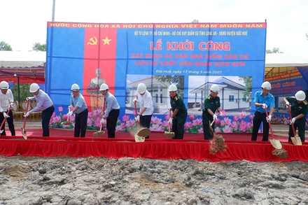 Lễ khởi công xây dựng 80 căn nhà liền kề chốt dân quân biên giới Đức Huệ.