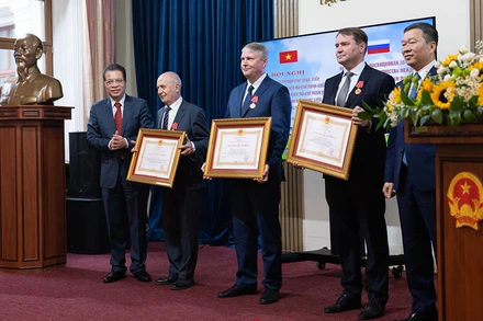 Trao tặng Huân chương Lao động hạng Ba của Chủ tịch nước cho tập thể và cá nhân các chuyên gia Nga có thành thích xuất sắc trong gìn giữ thi hài Chủ tịch Hồ Chí Minh. (Ảnh: THANH THỂ) 