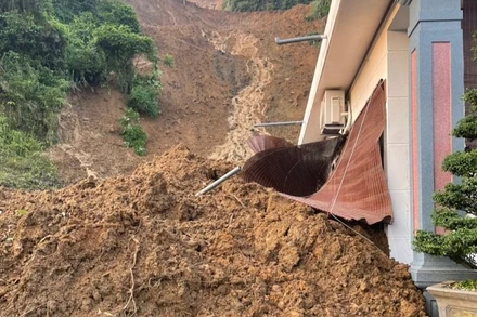 Hiện trường vụ sập bờ tường làm nhiều người thương vong.