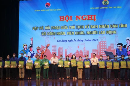 Lãnh đạo tỉnh Cao Bằng tặng quà công nhân lao động hoàn cảnh khó khăn.