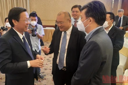 Chủ tịch UBND TP Hồ Chí Minh Phan Văn Mãi trao đổi với đại diện các Hiệp hội doanh nghiệp nước ngoài trên địa bàn thành phố.