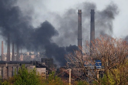 Khói bốc lên bao trùm nhà máy Azovstal ở Mariupol, nơi lực lượng Ukraine cố thủ. (Ảnh: Reuters)
