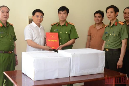 Đồng chí Nguyễn Văn Thắng, Ủy viên Trung ương Đảng, Bí thư Tỉnh ủy tỉnh Điện Biên động viên, chúc mừng các lực lượng phá thành công chuyên án.