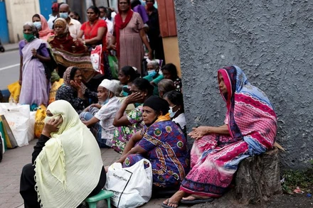 Người dân Sri Lanka xếp hàng dài mua dầu hỏa để nấu ăn trong bối cảnh khan hiếm nhiên liệu. (Ảnh: Reuters)