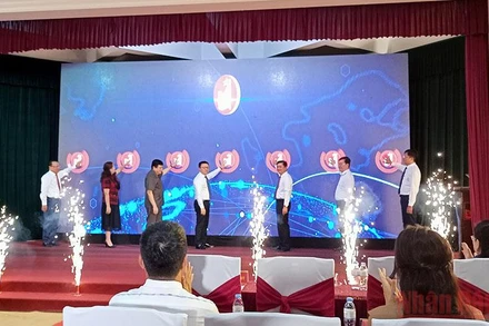 Các đại biểu ấn nút ra mắt giao diện mới Báo Nghệ An điện tử.