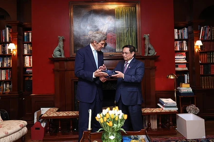 Thủ tướng Phạm Minh Chính và Đặc phái viên của Tổng thống Hoa Kỳ về Khí hậu John Kerry. Ảnh: Dương Giang
