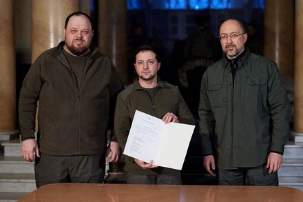 Tổng thống Ukraine Volodymyr Zelensky ký văn bản chính thức đề nghị cho Ukraine gia nhập Liên minh châu Âu, Kiev, Ukraine, ngày 28/2/2022. (Ảnh: Reuters)