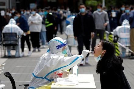 Nhân viên y tế lấy mẫu xét nghiệm Covid-19 cho người dân tại Bắc Kinh, ngày 28/4. (Ảnh: Reuters)