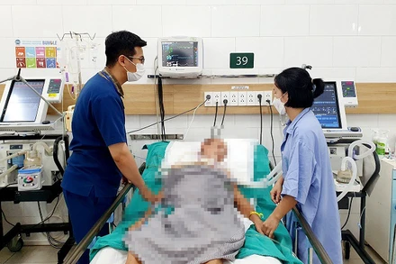 Bệnh nhân ngộ độc rượu ngâm rễ cây rừng đang nằm điều trị tại Bệnh viện Bạch Mai. 