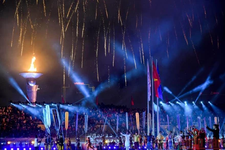 Pháo hoa thắp sáng Lễ khai mạc SEA Games 31. (Ảnh: THÀNH ĐẠT)