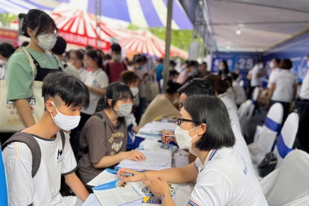 Học sinh đến tìm hiểu thông tin ở gian tư vấn của Trường Đại học Thương mại tại Ngày hội tư vấn tuyển sinh-hướng nghiệp.